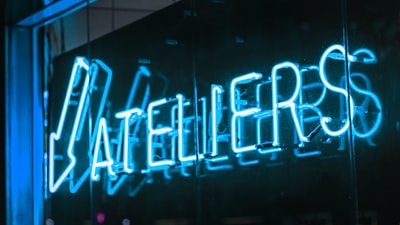 墙上的工作室霓虹灯标牌